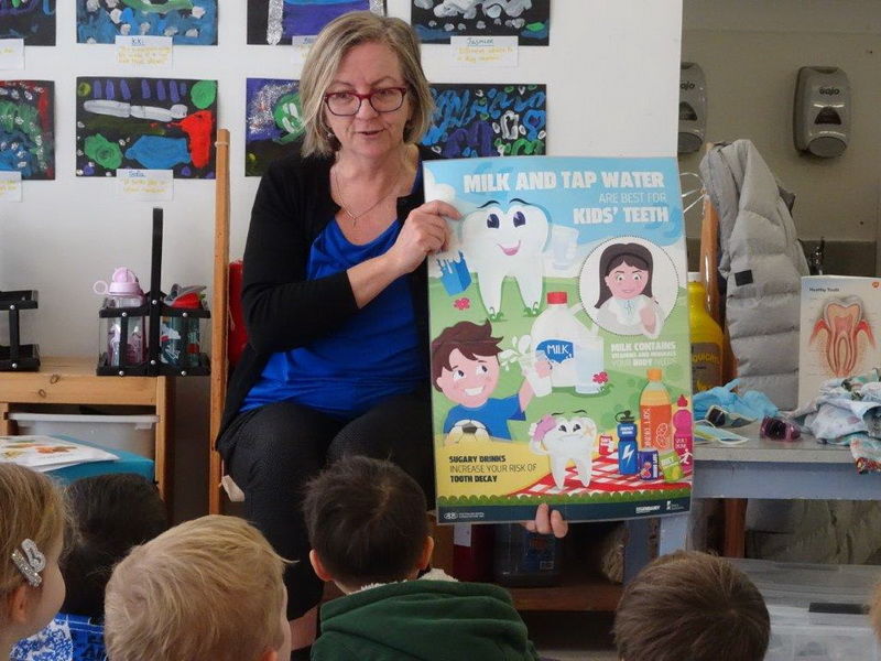 Debra from Landale Dental teaching Kindergarten children - copyright